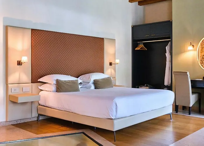 Corte Regia Relais & מלון